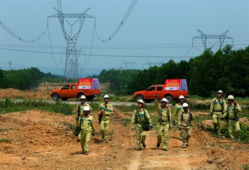 Truyền tải Điện Quảng Trị vận hành an toàn lưới điện cao thế trong mùa nắng nóng