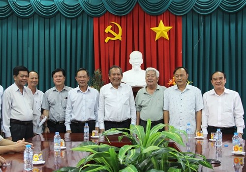 Phó Thủ tướng Trương Hòa Bình trao quà tặng Quỹ Khuyến học ở Long An 