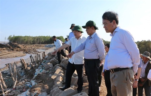 Phó Thủ tướng Trịnh Đình Dũng khảo sát thực địa tại vùng hạn mặn và đê biển ở Sóc Trăng 