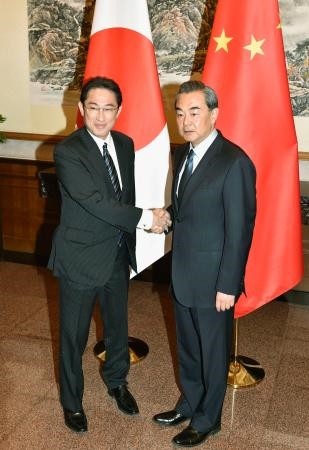 Ngoại trưởng Nhật Bản và Trung Quốc hội đàm về quan hệ song phương