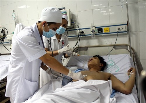 Nghệ An: Lật xe khách làm 11 người thương vong
