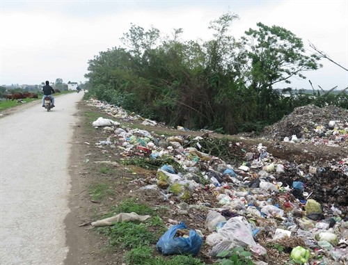 Thái Bình: Đê Hồng Hà 2 “oằn” mình cõng bãi rác