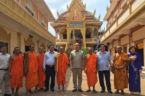 Thăm, chúc mừng đồng bào Khmer Nam bộ nhân dịp Tết cổ truyền Chôl Chnăm Thmây