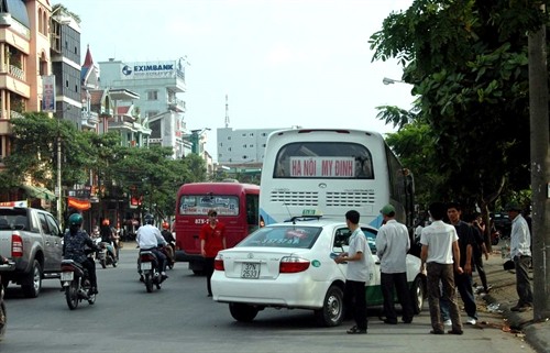 Bát nháo xe ôm sân bay Tân Sơn Nhất