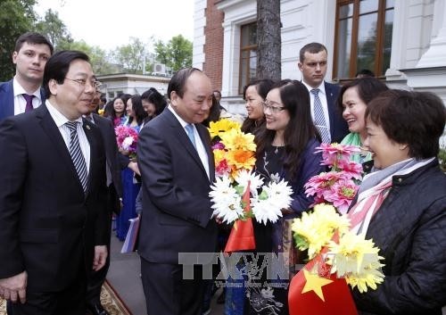 Thủ tướng Nguyễn Xuân Phúc thăm cán bộ, nhân viên Đại sứ Quán Việt Nam tại Liên bang Nga