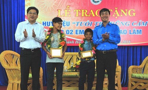 Trao Huy hiệu “Tuổi trẻ dũng cảm” cho hai thiếu niên cứu 5 học sinh khỏi chết đuối
