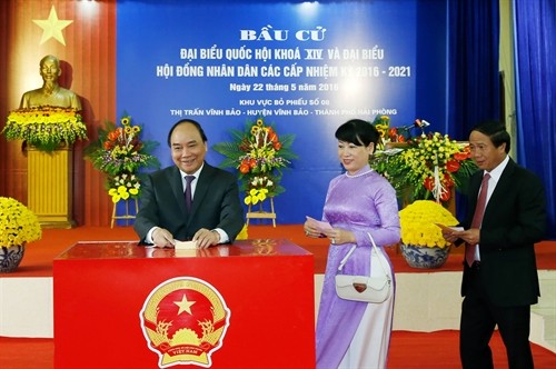 Thủ tướng Nguyễn Xuân Phúc bỏ phiếu bầu cử tại huyện Vĩnh Bảo,thành phố Hải Phòng