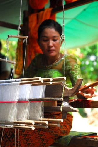 Độc đáo sản phẩm thổ cẩm của người Khmer Văn Giáo
