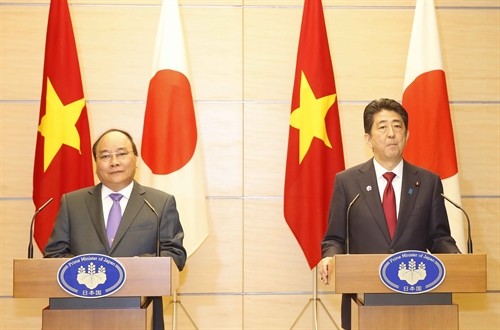 Thủ tướng Nguyễn Xuân Phúc và Thủ tướng Nhật Bản Shinzo Abe chủ trì họp báo chung