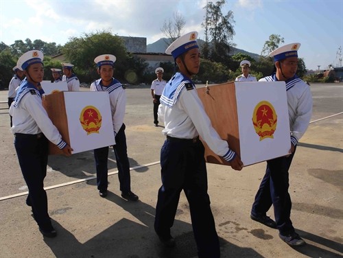 Hai tàu hải quân xuất phát làm công tác bầu cử tại huyện đảo Trường Sa 