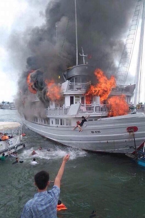 Cháy tàu du lịch tại Quảng Ninh: 37 khách du lịch được đưa lên bờ an toàn