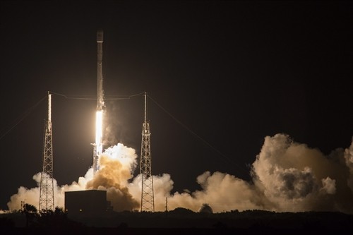 Mỹ: Tên lửa đẩy Falcon 9 của SpaceX tiếp tục hạ cánh thành công trên biển
