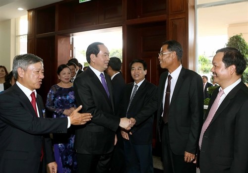 Chủ tịch nước Trần Đại Quang thăm Đại sứ quán và gặp gỡ cộng đồng người Việt tại Lào