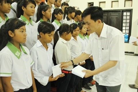 Thứ trưởng, Phó Chủ nhiệm Nông Quốc Tuấn gặp mặt Đoàn đại biểu học sinh Trường Phổ thông DTNT Đam Rông, tỉnh Lâm Đồng