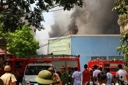 Dập tắt đám cháy ở 109 đường Trường Chinh (Hà Nội)