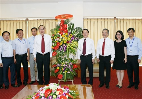 Đồng chí Nguyễn Thiện Nhân thăm, chúc mừng Thông tấn xã Việt Nam