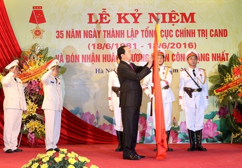 Chủ tịch nước Trần Đại Quang dự lễ kỷ niệm 35 năm Ngày thành lập Tổng cục Chính trị Công an nhân dân