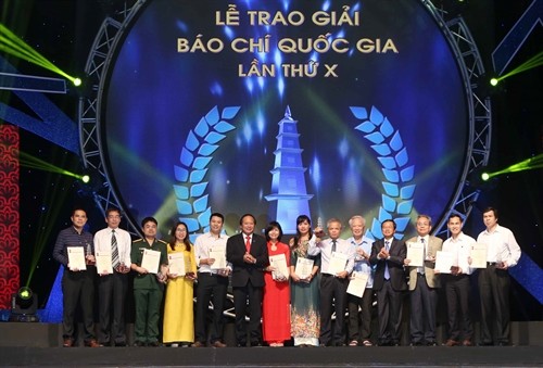 Chủ tịch nước Trần Đại Quang dự và trao Giải báo chí quốc gia lần thứ X
