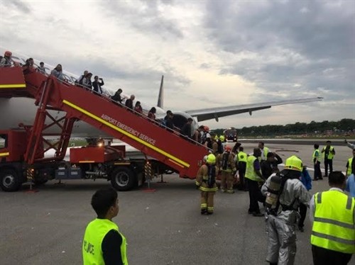 Một máy bay của Singapore bốc cháy trong khi hạ cánh khẩn cấp