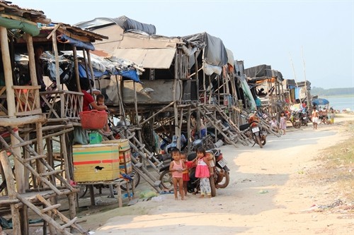 Di dời hơn 100 hộ dân sống tạm bợ ven hồ Dầu Tiếng