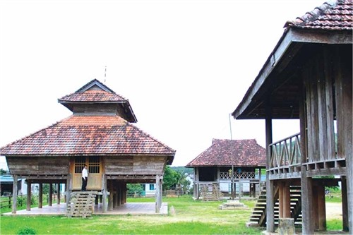 Thăm người Brâu ở làng Đak Mế