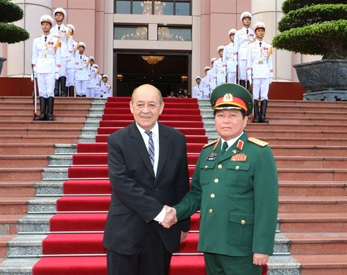 Bộ trưởng Quốc phòng Cộng hòa Pháp thăm chính thức Việt Nam