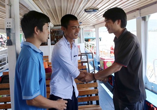 Hai thanh niên dũng cảm cứu người gặp nạn trong vụ tàu du lịch bị chìm trên sông Hàn