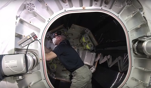 Các nhà du hành lần đầu tiên đặt chân vào ngôi nhà không gian trên ISS