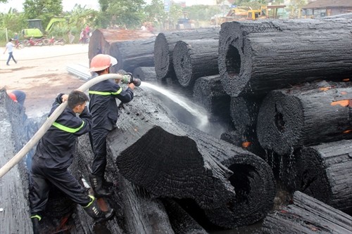 Kịp thời dập tắt vụ cháy tại bãi tập kết gỗ ở thành phố Vinh