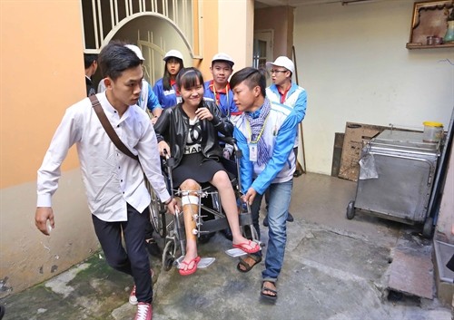 Hỗ trợ thí sinh Đà Lạt bị tai nạn gãy chân đi thi