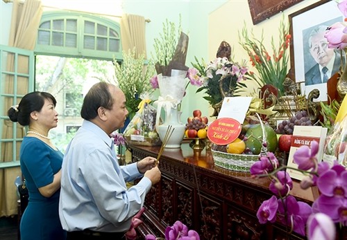 Thủ tướng dâng hương tưởng niệm Tổng Bí thư Lê Duẩn
