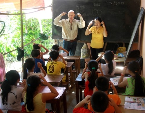 'Ông tây'' mở lớp học ngoại ngữ miễn phí cho trẻ em nghèo