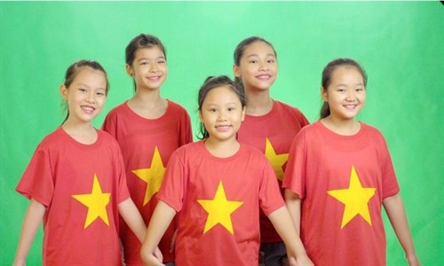 Nghệ sĩ Việt rực đỏ màu cờ với MV "Việt Nam quê hương tôi"