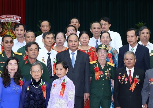 Thủ tướng Nguyễn Xuân Phúc dự hội nghị biểu dương người có công với cách mạng tiêu biểu toàn quốc năm 2016