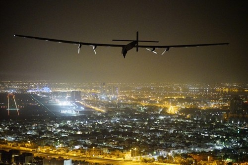 Máy bay năng lượng mặt trời Solar Impulse 2 hoàn thành chuyến bay vòng quanh thế giới