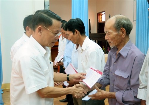 Tổng Giám đốc TTXVN thăm, tặng quà các gia đình chính sách tại Quảng Trị
