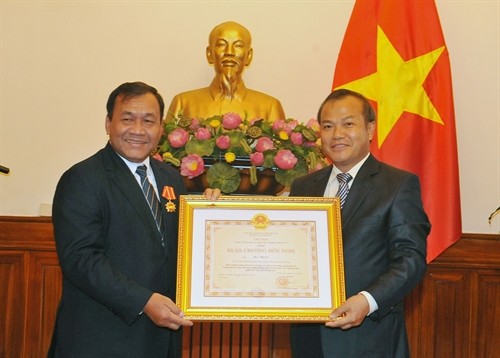 Trao tặng Huân chương Hữu nghị cho Đại sứ Vương quốc Campuchia tại Việt Nam