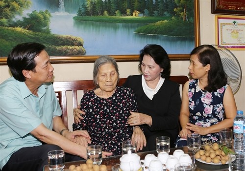 Chủ tịch Quốc hội Nguyễn Thị Kim Ngân dâng hương tại nghĩa trang Mai Dịch và thăm các gia đình chính sách