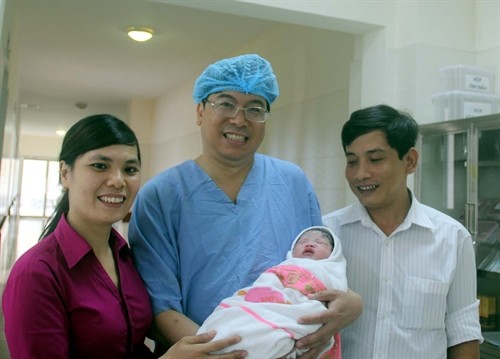 Bệnh viện Trung ương Huế: Lần đầu tiên bé gái ra đời nhờ phương pháp mang thai hộ