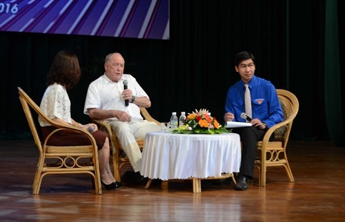 Giáo sư đoạt giải Nobel Kurt Wuthrich giao lưu với học sinh, sinh viên tại Bình Định