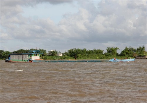 Cảnh báo tình trạng tàu thủy chở hàng vượt tải trọng trên sông Hồng trong mùa mưa bão