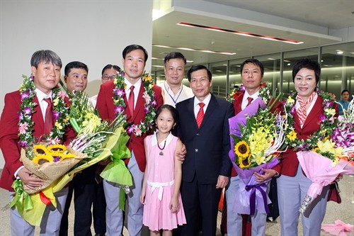 Hoàng Xuân Vinh và Đoàn Thể thao Việt Nam được chào đón nồng nhiệt