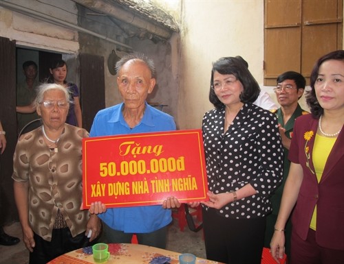 Phó Chủ tịch nước Đặng Thị Ngọc Thịnh trao quà tặng nạn nhân chất độc da cam/dioxin tại Ninh Bình