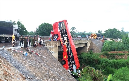 Quảng Bình: Tai nạn xe khách làm 11 người thương vong