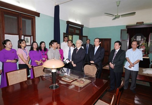 Tổng Bí thư và Chủ tịch nước dâng hương tưởng niệm Chủ tịch Hồ Chí Minh