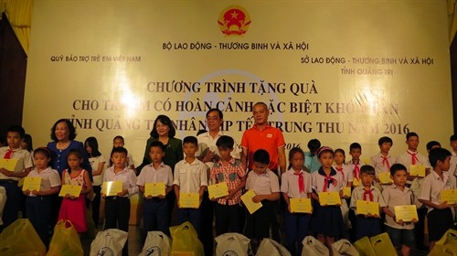 Phó Chủ tịch nước Đăng Thị Ngọc Thịnh thăm, tặng qùa trẻ em khó khăn tỉnh Quảng Trị