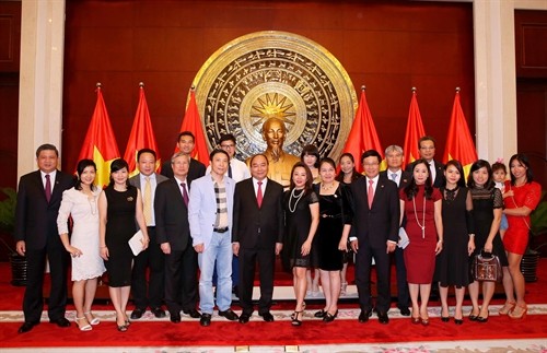 Thủ tướng Nguyễn Xuân Phúc gặp gỡ cán bộ, nhân viên Đại sứ quán Việt Nam và cộng đồng Việt kiều tại Bắc Kinh, Trung Quốc