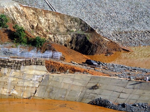 Khẩn trương tìm kiếm 15 người mất tích trong vụ vỡ đường ống dẫn dòng thủy điện Sông Bung 2