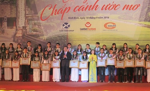 Chủ tịch nước Trần Đại Quang dự Lễ trao thưởng Quỹ khuyến học, khuyến tài Đinh Bộ Lĩnh năm 2016