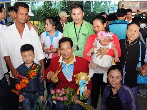 Đoàn thể thao người khuyết tật Việt Nam trở về trong sự chào đón nồng nhiệt